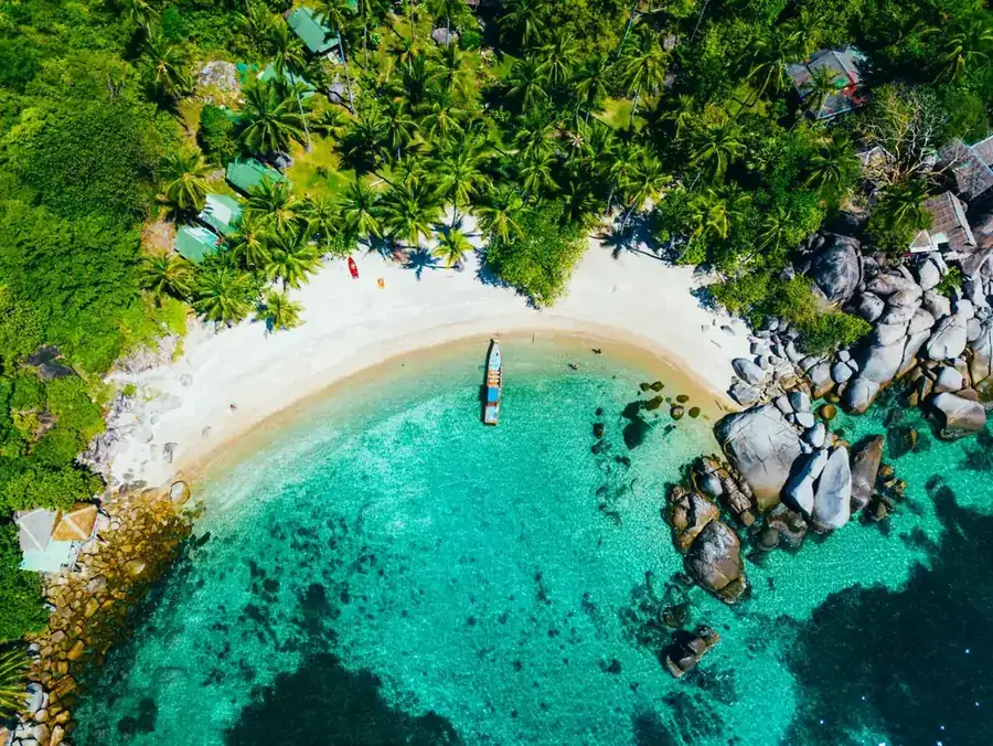 Beach and turquoise water on Koh Tao near LUM
